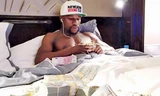  Mayweather khoe tiền trắng trợn. Ảnh: Daily Mail