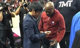 Mayweather (phải) và Pacquiao (trái) trao đổi số điện thoại trước khi thảo luận trực tiếp về trận đấu 300 triệu USD