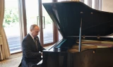 Tổng thống Putin chơi piano.