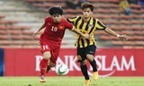 Mặc dù thua ĐT U23 Việt Nam ở vòng loại giải U23 châu Á song các cầu thủ Malaysia (phải) không xem Việt Nam là đối thủ xứng tầm trong cuộc đua tới tấm HCV SEA Games 28. Ảnh: VSI
