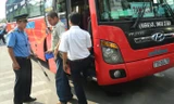 Thanh tra Sở Giao thông Vận tải TPHCM kiểm tra việc gắn hộp đen trên các xe khách tại bến xe Miền Đông. Ảnh: Huy Thịnh.