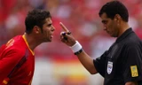 Hierro đối đầu trọng tài trong trận thua Hàn Quốc ở tứ kết World Cup 2002.