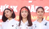 Hoa hậu Đỗ Mỹ Linh và các người đẹp tham dự Chương trình Chủ nhật Đỏ. Ảnh: Như Ý.
