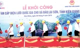 Ðộng thổ xây dựng công trình cấp điện cho đảo Lại Sơn. Ảnh: Ðại Dương.