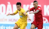CLB Hải Phòng (phải) gần như “buông xuôi” trong cuộc đua ngôi vô địch V-League. Ảnh: Thể thao Văn hóa