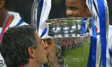 Jose Mourinho hôn lên chiếc cúp Champions League trong lần đầu ông đoạt được nó cùng Porto năm 2004 . Ảnh: Getty Images