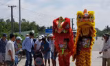 Tài xế múa lân “mừng xả trạm”. Ảnh: Xuân Lương.