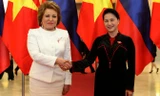 Chủ tịch Quốc hội Nguyễn Thị Kim Ngân đón Chủ tịch Hội đồng Liên bang Nga Valentina Ivanovna Matviyenko. Ảnh: TTXVN