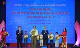 Hội đồng Lý luận Phê bình Văn học, nghệ thuật Trung ương tặng 28 tác phẩm lý luận và phê bình xuất bản 2016-2017. Ảnh: Hà Phương.