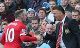Rooney (trái) không có được bàn thắng nào từ đầu năm 2015 và nguyên nhân được cho là do HLV Van Gaal (phải). Ảnh: Getty Images