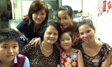 Bà Hạnh (giữa) với các con cháu và chị Trang - người con bị trao nhầm (bên phải).