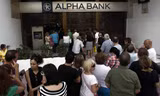 Người dân Hy Lạp xếp hàng trước ngân hàng, máy ATM để rút tiền. Ảnh: Getty Images