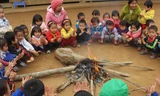 Các em học sinh mầm non ở bản Ngàm, xã Tam Thanh, huyện Quan Sơn (Thanh Hóa) ngồi sưởi ấm từ đống lửa cô giáo đốt lên. Ảnh: Hoàng Lam.