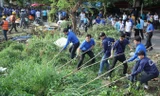 Bí thư thứ nhất T.Ư Đoàn Lê Quốc Phong (thứ 2 từ trái qua) cùng các bạn trẻ ở TPHCM tham gia cải tạo cảnh quan môi trường thành phố. Ảnh: N.T