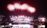 Úc chào năm mới 2017 với 7 tấn pháo hoa bắn lên từ cầu Cảng ở thành phố Sydney. Ảnh: Getty Images