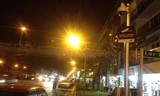 Camera cảnh sát với biển cảnh báo gắn dày đặc ở Geylang