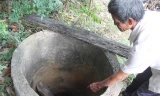 Giếng nước nhà ông Phạm Văn Phước bị nhiễm phèn, mặn không thể sử dụng.