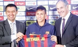 Vụ chuyển nhượng Neymar sang Barca tiếp tục khiến báo chí tốn nhiều giấy mực.