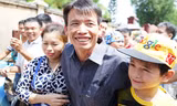 Ông Đoàn Văn Vươn hân hoan gặp người thân trong ngày đặc xá