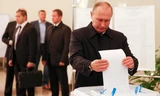 Tổng thống Nga Vladimir Putin bỏ phiếu tại một điểm bầu cử ở Mátxcơva. Ảnh: Grigory Dukor
