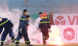 Lực lượng cứu hỏa cố gắng dập tắt những quả pháo sáng được CĐV Hải Phòng ném xuống sân Hàng Đẫy ở lượt trận đầu tiên. Ảnh: VSI.
