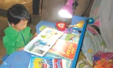 Trẻ em Nà Ròn được học tập dưới ánh đèn. Ảnh: Quỳnh Nga