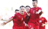 Các cầu thủ Việt Nam ăn mừng bàn thắng của Trọng Hoàng (trái). Ảnh: VSI