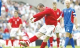 Rooney ghi cú đúp vào lưới Iceland trong trận giao hữu năm 2004 (Anh thắng 6-1). Ảnh: Daily Mail.