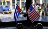 Nhiều người Cuba ở Havana chào đón sự tan băng trong quan hệ Cuba - Mỹ. Ảnh: Washington Post