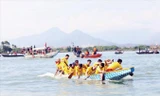 Hội đua thuyền đầu xuân trên sông Cu Đê.
