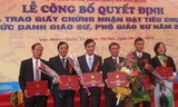 Theo dự thảo, bắt đầu từ năm 2019, một trong những tiêu chuẩn bắt buộc để được phong GS, PGS là phải có công trình nghiên cứu đăng trên các tạp chí khoa học nổi tiếng trên thế giới như ISI/Scopus. Trong ảnh: Lễ phong GS, PGS năm 2012.