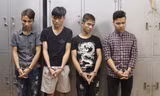 Cường (bìa phải) cùng đồng bọn. Ảnh: T.N