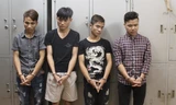 Cường (bìa phải) cùng đồng bọn. Ảnh: T.N