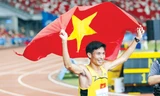 Nguyễn Văn Lai ăn mừng tấm HCV cùng kỷ lục SEA Games cự ly 5.000m nam. Ảnh: VSI