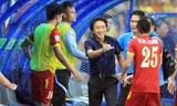 Vui với việc các học trò ghi bàn song HLV Miura (giữa) vẫn chưa yên tâm với chiến thắng trận lượt đi. Ảnh: VSI