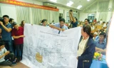 Người dân tiếp tục cung cấp bản đồ về bán nhà thuộc sở hữu nhà nước để chỉ ra phần đất bị thu hồi nằm ngoài ranh quy hoạch dự án Thủ Thiêm. Ảnh: H.T.