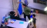 Cảnh hành hung bác sĩ tại BV Xanh Pôn, Hà Nội. Ảnh cắt từ clip.