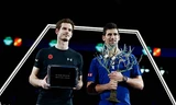 Novak Djokovic (phải) và Andy Murray nhận giải thưởng sau trận chung kết Paris Masters cuối tuần trước. Ảnh: GETTY IMAGES