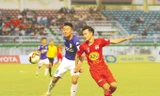 Pha đi bóng khéo léo của Văn Toàn (phải) dẫn đến bàn ấn định chiến thắng 3-2 cho HAGL. Ảnh: VSI.