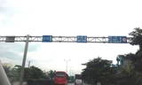 Biển chỉ dẫn được treo trên Quốc lộ 5. Ảnh: Minh Đức