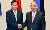 Thủ tướng Nguyễn Xuân Phúc đón Thủ tướng Lào Thongloun Sisoulith. Ảnh: TTXVN