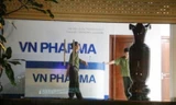 Cơ quan công an khám xét Công ty CP VN Pharma ở TP HCM khi vụ án mới xảy ra. Ảnh: Người lao động
