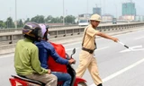 Cảnh sát giao thông khi lập chốt cần phải đứng công khai và không được rút, giật chìa khoá xe người vi phạm. Ảnh: Vnexpress