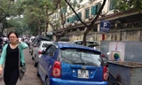 Xe đỗ kín vỉa hè lòng đường phố Quán Sứ. Ảnh: Hà Anh