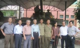 (Từ trái sang) Đại tá Nguyễn Khắc Nguyệt (thứ nhất), cựu Trưởng xe 390 Vũ Đăng Toàn (thứ ba), đại tá Bùi Quang Thận (thứ sáu) và cựu pháo thủ xe tăng 390 Ngô Sĩ Nguyên (thứ 9) trong một cuộc gặp năm 2009.