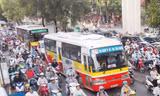 Mỗi xe buýt đang phải cạnh tranh đường với 300 ô tô, 3.000 xe máy. Ảnh: Anh Trọng