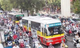 Mỗi xe buýt đang phải cạnh tranh đường với 300 ô tô, 3.000 xe máy. Ảnh: Anh Trọng