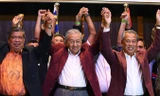 Ông Mahathir Mohamad (giữa) ăn mừng sau khi giành chiến thắng lịch sử. Ảnh: Getty Images.