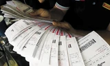 Xổ số truyền thống 'nổi điên' vì vé Vietlott in sẵn bán tràn lan