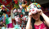 Mặt nạ giấy bồi trên phố Hàng Mã (Hà Nội). Ảnh: Hồng Vĩnh